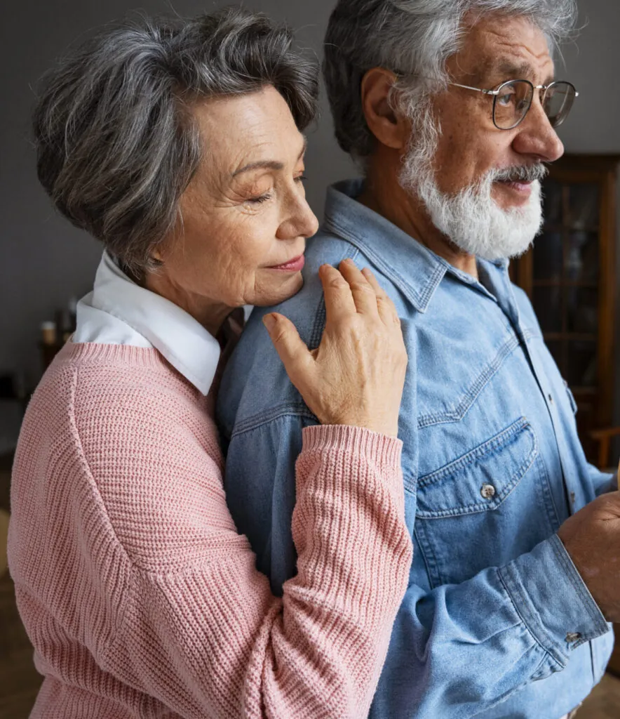 Una pareja de adultos mayores abrazada