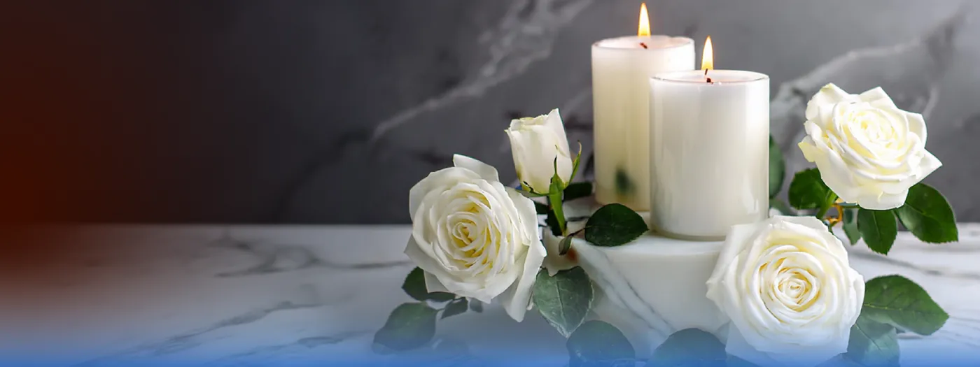 Velas y rosas blancas